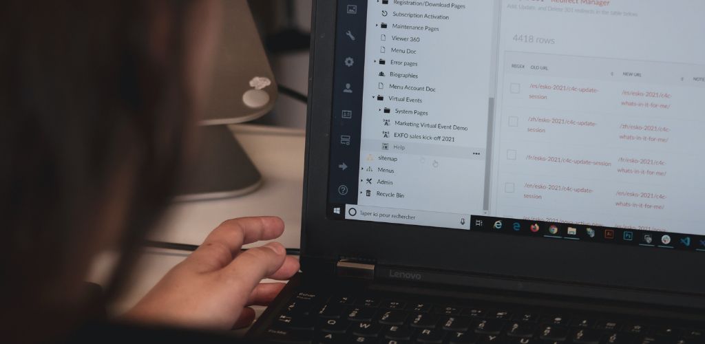 Person vor einem Laptop, der ein Computersystem analysiert Honeypots
